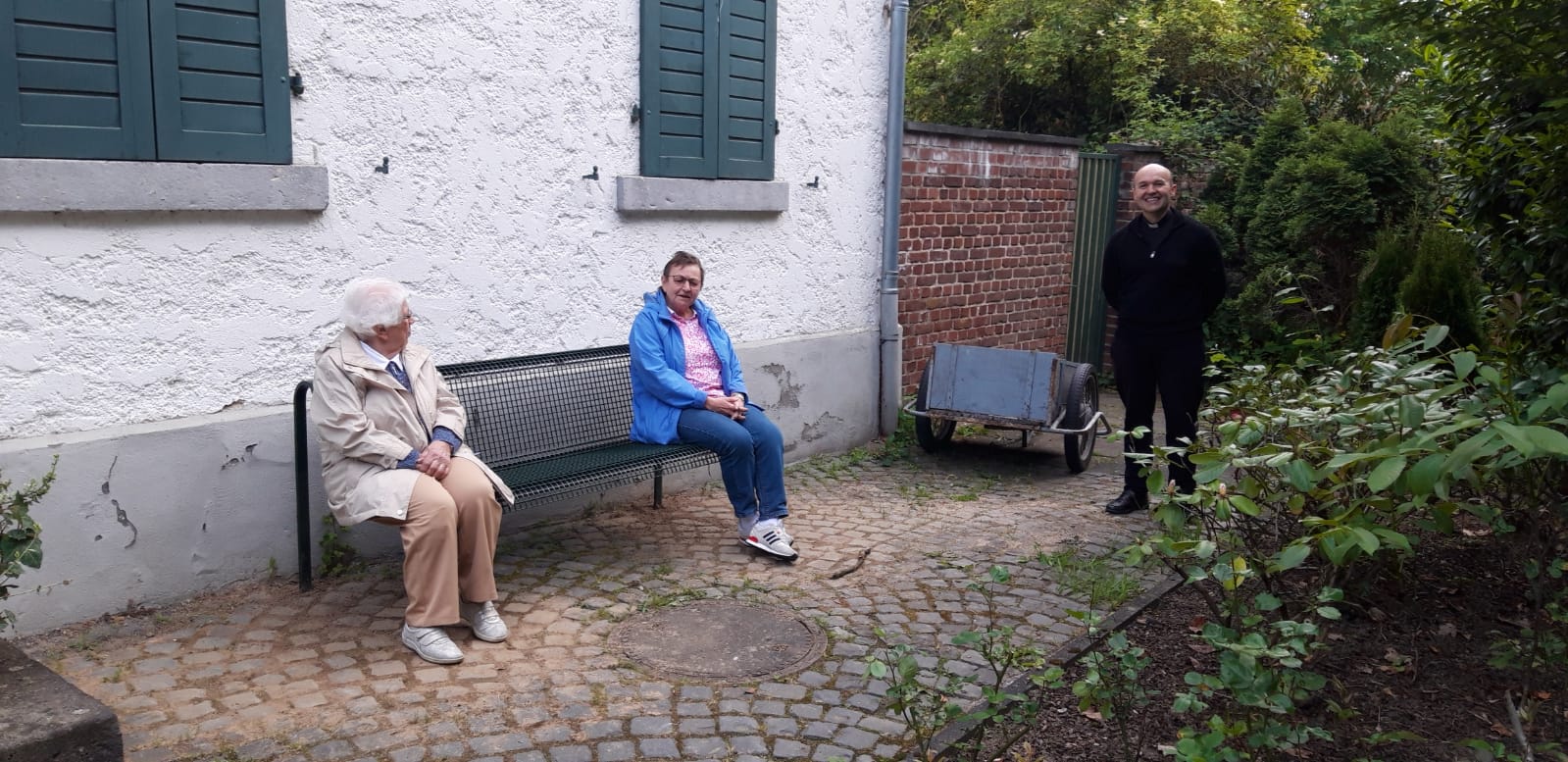 Austausch vor dem Pfarrhaus