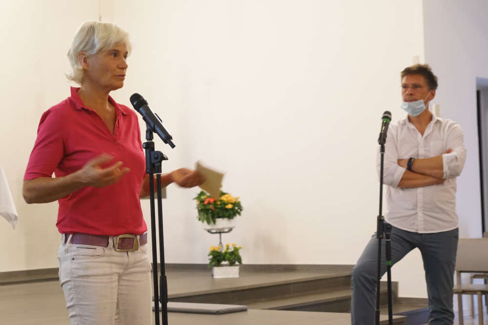 Teresa Winkel und Co-Moderator Dominik Laumann bei der Einführung in den Abend