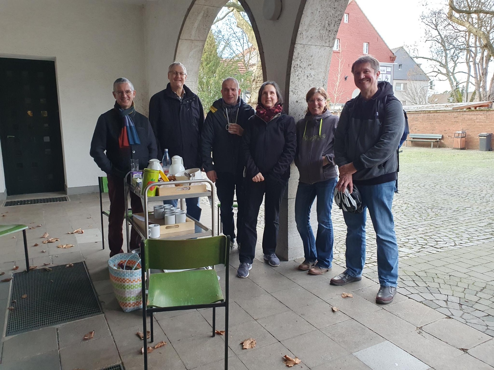 Gäste aus Rath genießen einen kurzen Kaffee und einen netten Plausch