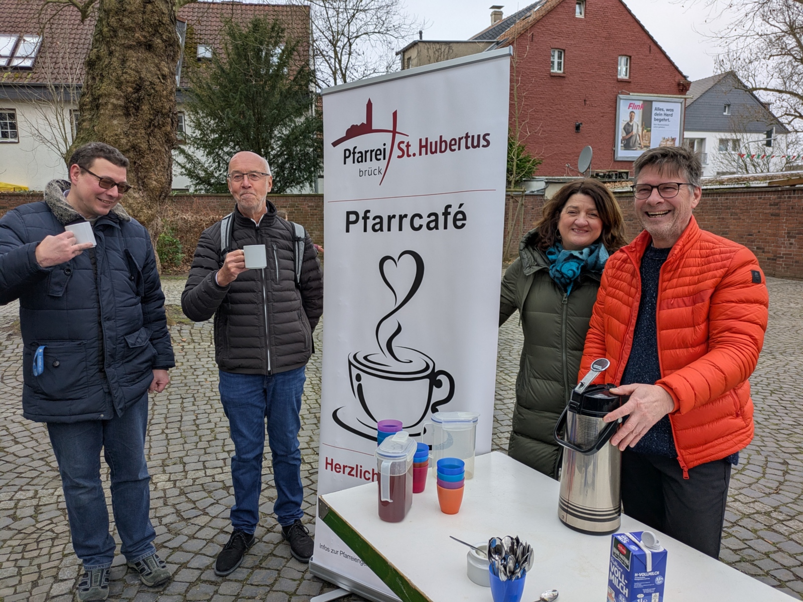 v.l.: Pfarrer René Fanta, Pfarrer Gert Breidenbach, Annette und Dominik Laumann